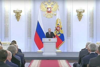    Владимир Путин на церемонии подписания договоров о вхождении новых территорий в состав России ©Скриншот