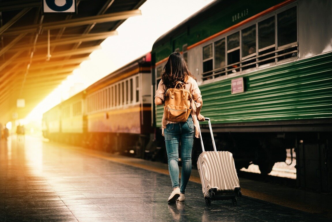 Девушка на вокзале с чемоданом
