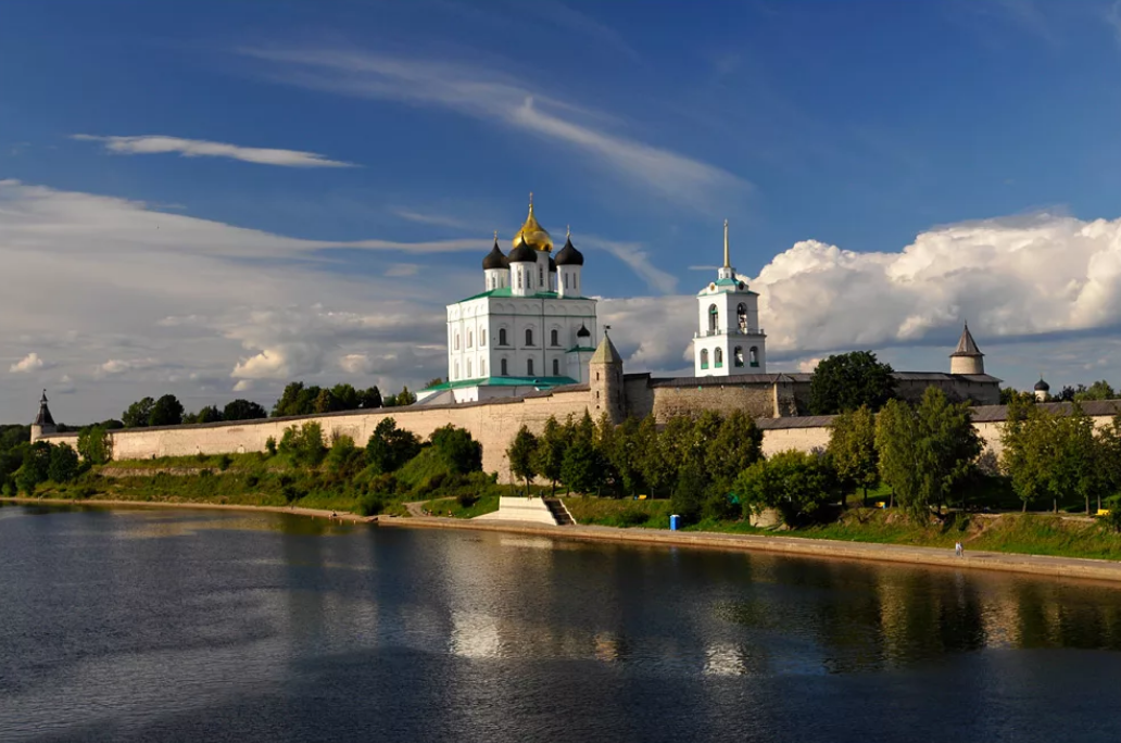 Псковский кром Псков. Псковский Кремль кром. Город Псков Кремль. Вид на Псковский кром. Тур новгород псков