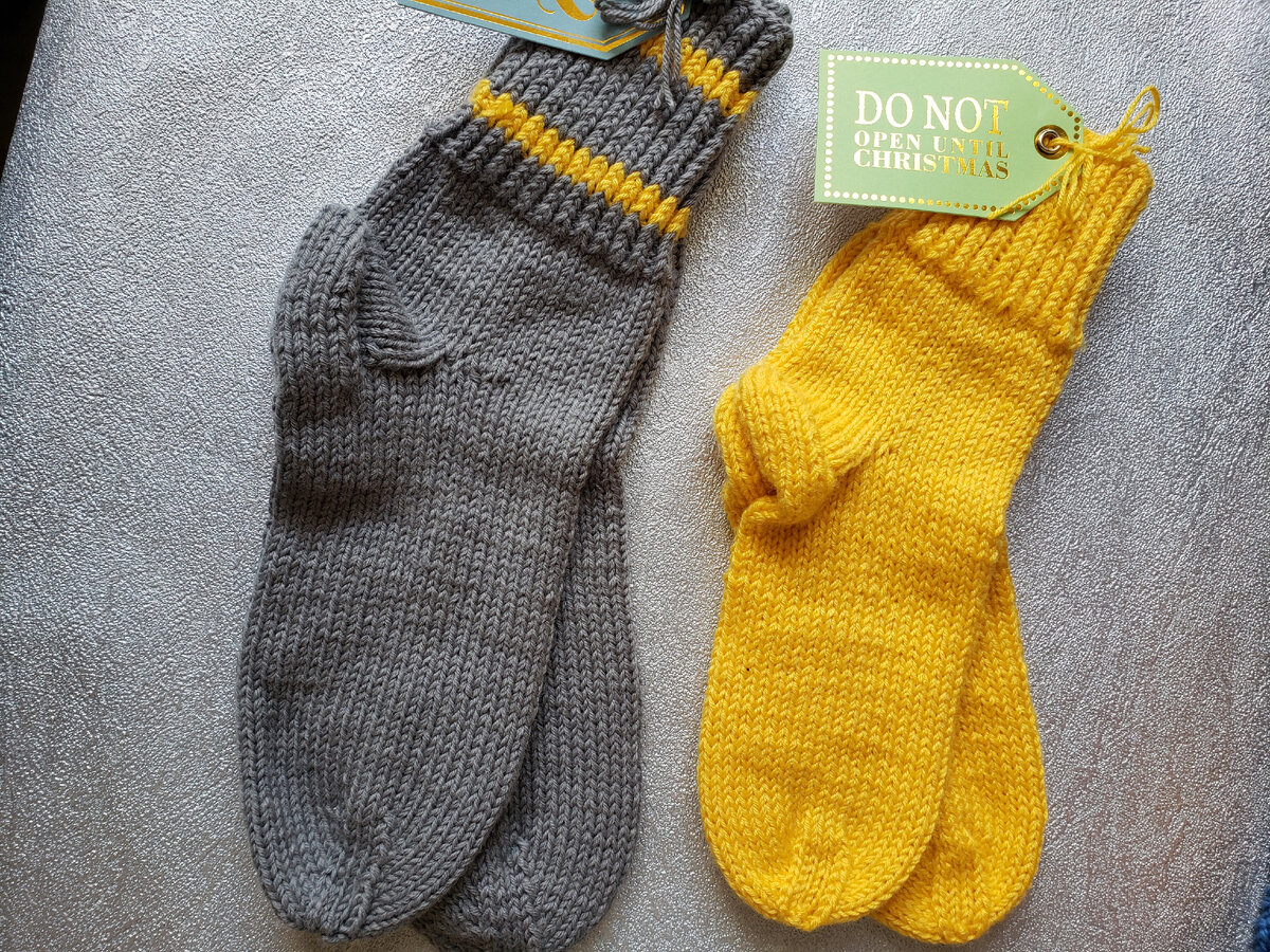 Носочки жёлтые,  подарила подруге.