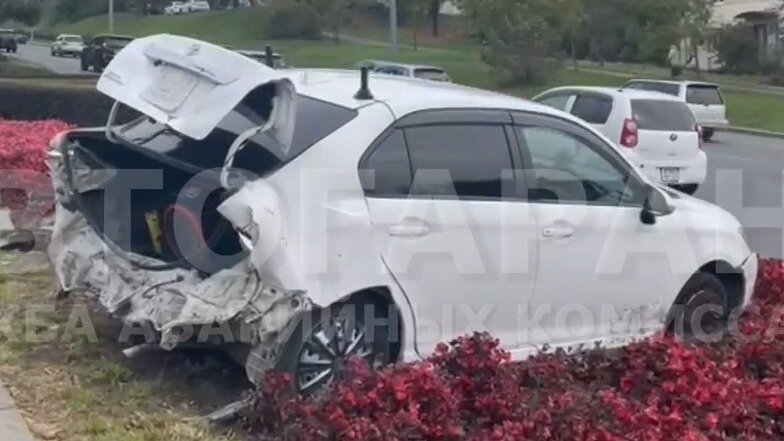     Столкновение двух машин марки Toyota на проспекте Столетия Владивостока закончилось вылетом одного автомобиля на разделительный газон. Виновник аварии скрылся с места ДТП, и его поисками занялись сотрудники полиции.