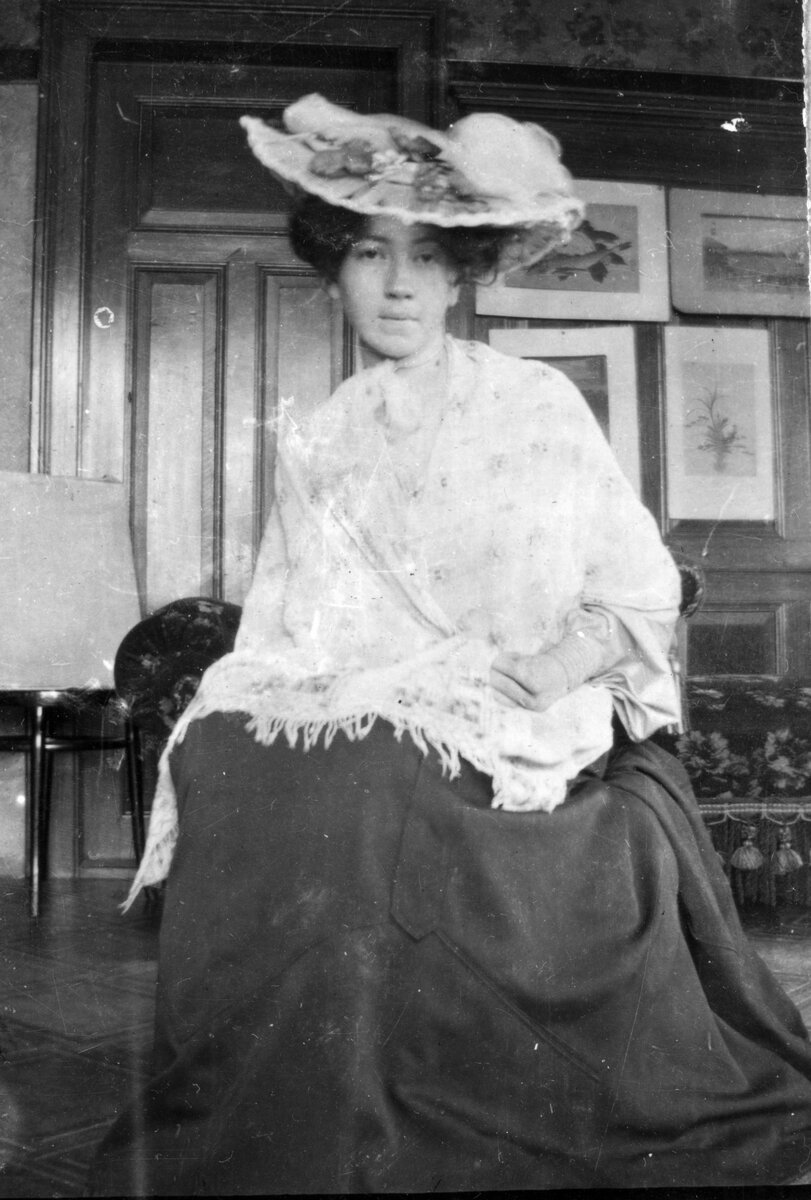 «Она, как и мы, пришла сюда из патриархального уюта, еще девочкой-гимназисткой мучилась смыслом жизни, тосковала о Боге и, как мы, чужда пошиба декадентских кружков; наперекор модным хитонам, ходила чуть ли не в английских блузках с высоким воротничком. И всё же я не запомню другой современницы своей, в которой так полно бы выразилась и утонченность старой расы, и отрыв от всякого быта, и томление по необычно прекрасному… Старость ее крови с Востока: отец из семьи сибирских золотопромышленников, породнившихся со старейшиной бурятского племени. Разрез глаз, линии немножко странного лица Маргаритиного будто размечены кисточкой старого китайского мастера…» Евгения Герцык. 