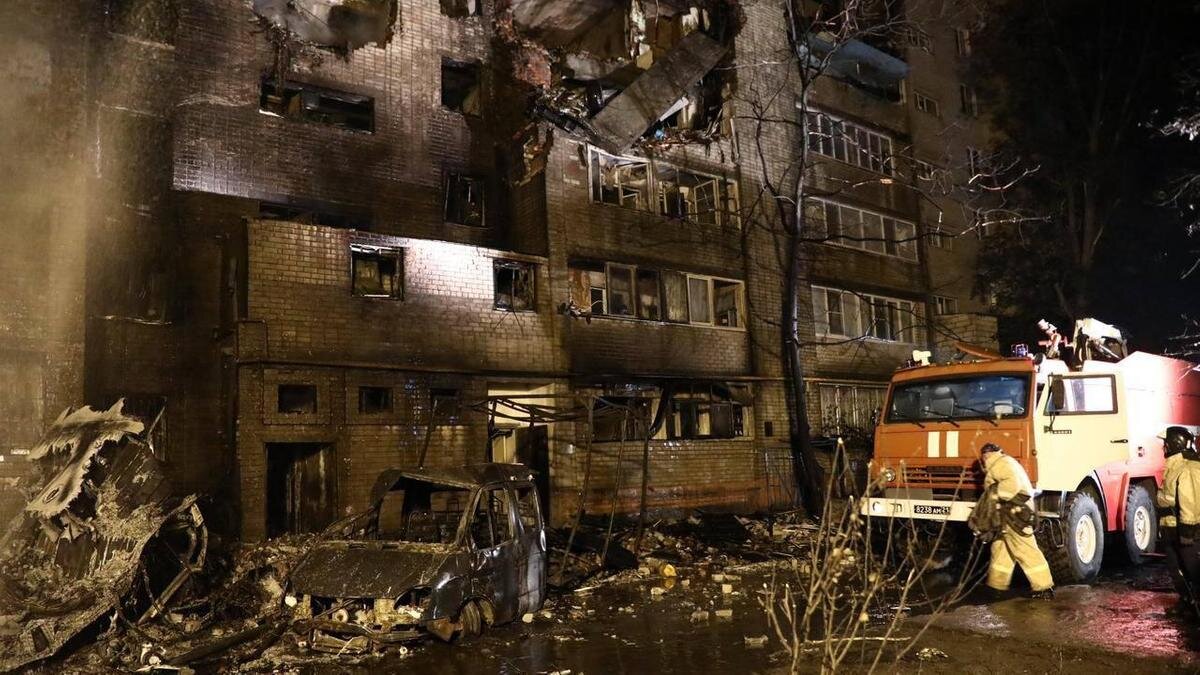    Пожарная машина перед сгоревшим домом в Ейске:t.me/kondratyevvi