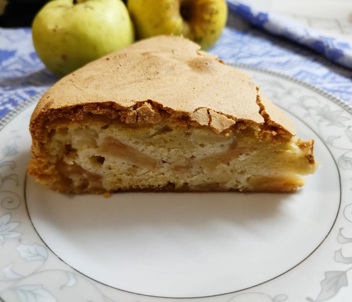 Шарлотка с яблоками рецепт в духовке пышная классический пошагово с фото