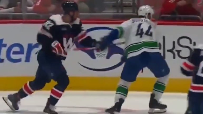    Евгений Кузнецов (слева) нанес удар клюшкой по голове Кайлу Берроузу.