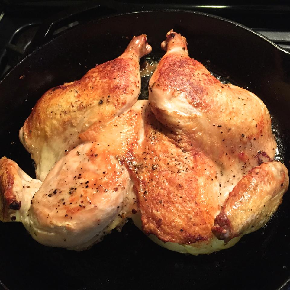 Сколько готовить цыпленка в духовке. Цыпленок табака. Цыпленок на сковороде. Сковорода для цыпленка табака. Целая курица на сковороде.
