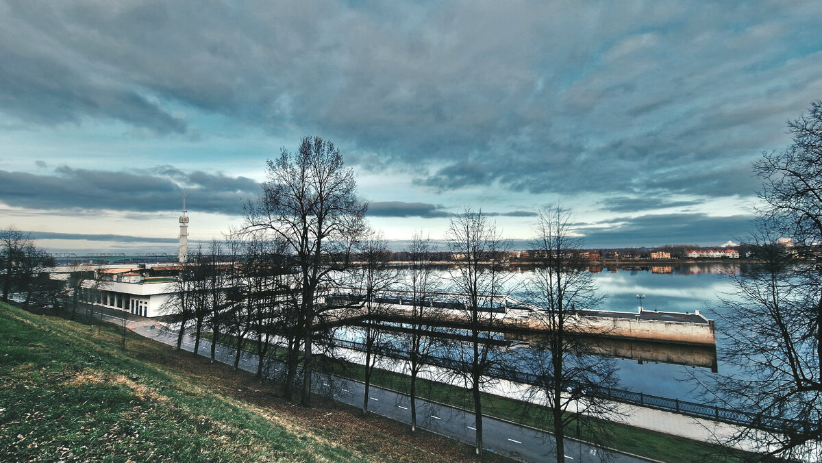 Вид с верхнего яруса набережной на Речной вокзал. Фото: Вячеслав Волков 