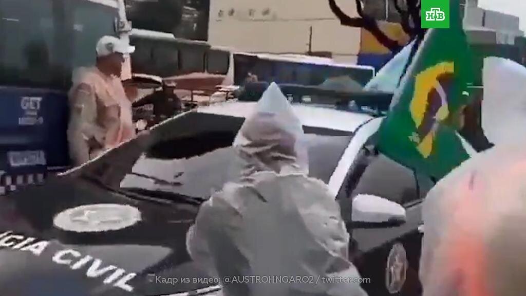    Полиция фотографируется с протестующими в Бразилии