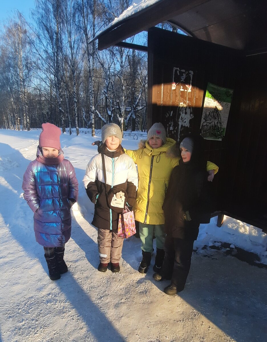 Это мы стоим на остановке в ожидании автобуса до развлекательного центра. В такси мы бы все не вошли, поэтому решили ехать на автобусе.