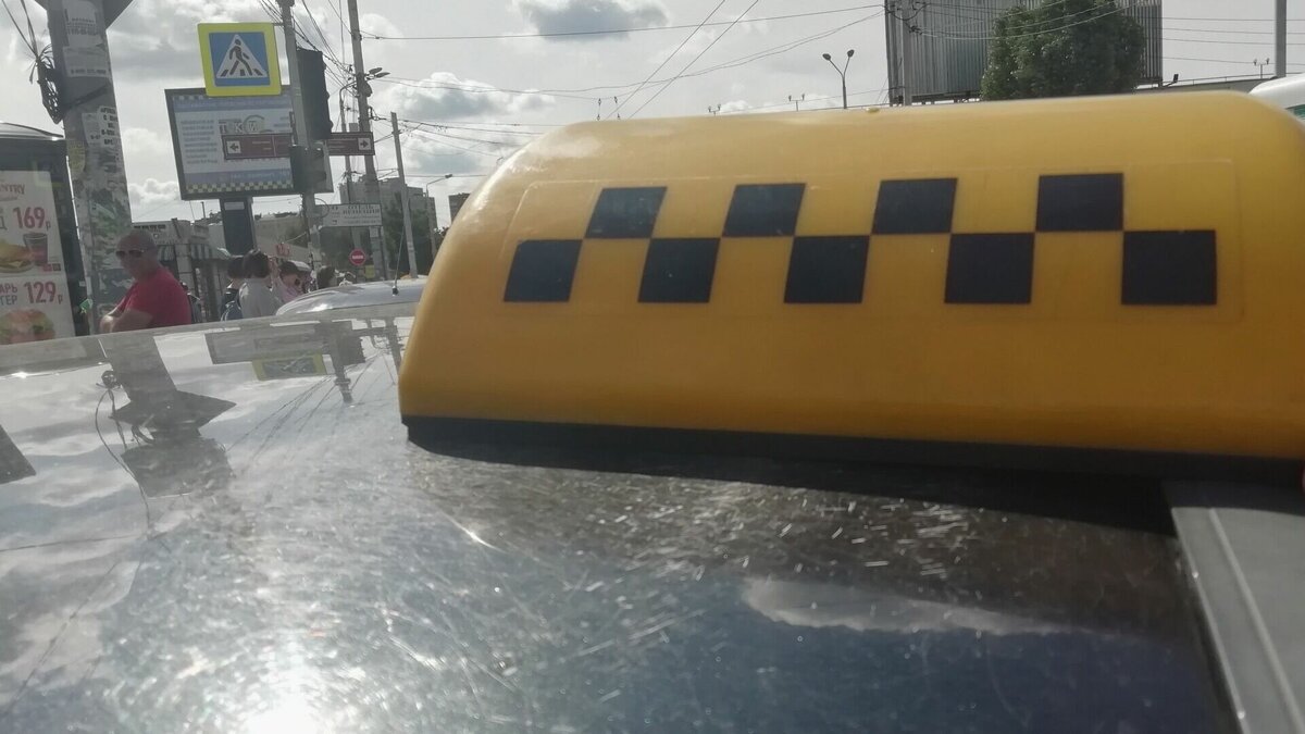    Пассажирка такси ударила водителя по лицу за просьбу не портить детское кресло в Уссурийске, а в Артеме парень разбил стекло машины бутылкой в пылу «страсти». На помощь обескураженным «извозчикам» пришли сотрудники Росгвардии Приморья.