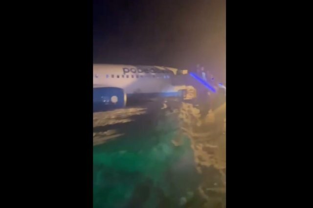    Что могло стать причиной въезда самолета в сугроб в аэропорту Перми?