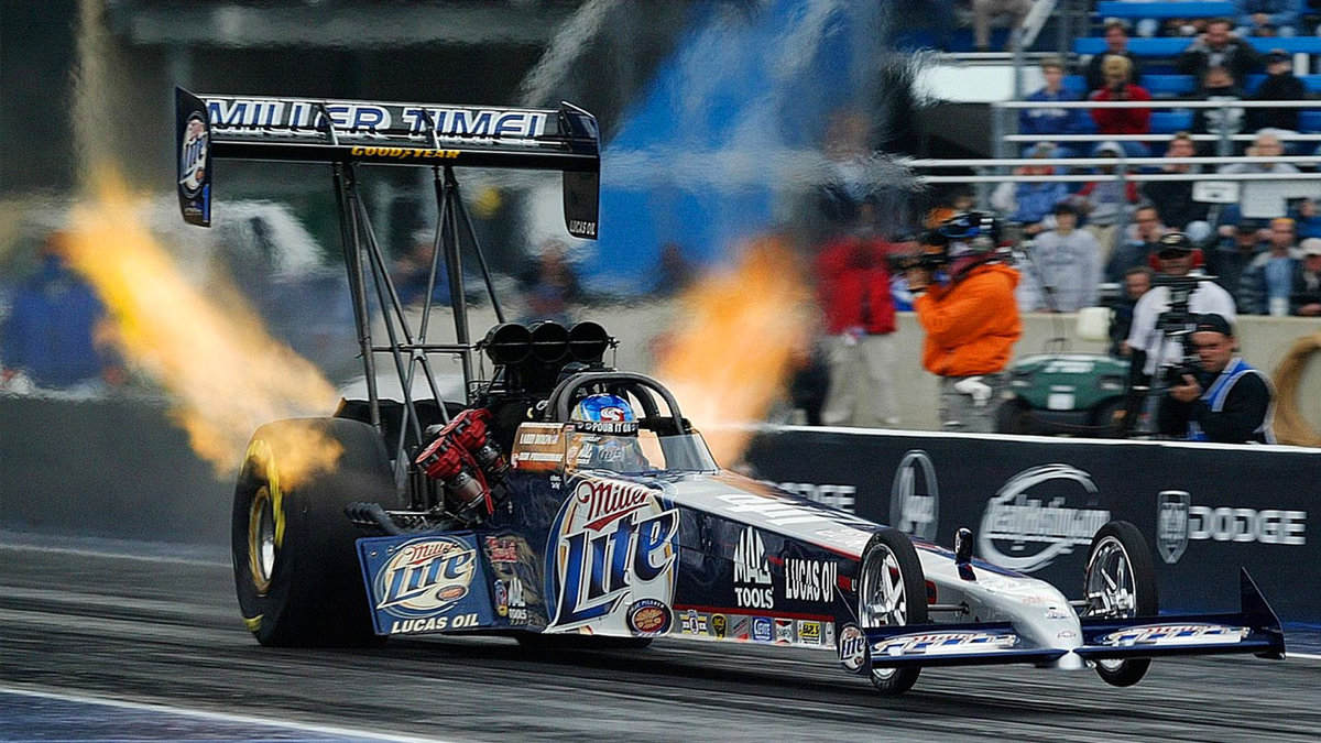 Пример драгстер, специально подготовленного автомобиля для установления рекорда на 402 метра