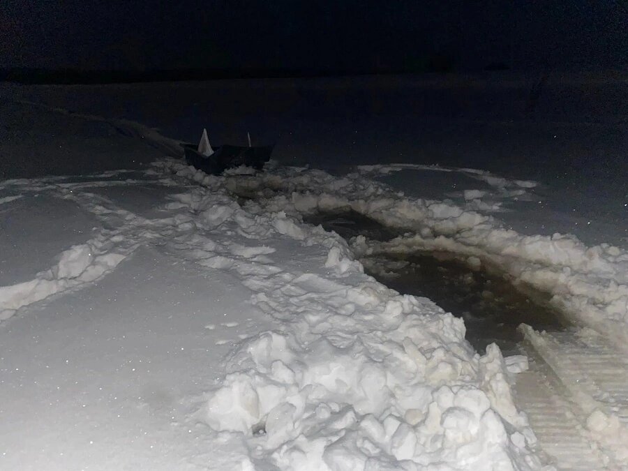    В Ханты-Мансийском районе водителя снегохода пришлось вызволять из наледи