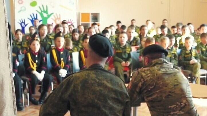     Морпехи 155 бригады ТОФ из Приморья встретились со своими земляками — кадетами в городе Артем. Они рассказали им о событиях и ходе сражения в зоне СВО, а один из юношей даже получил памятный подарок.
