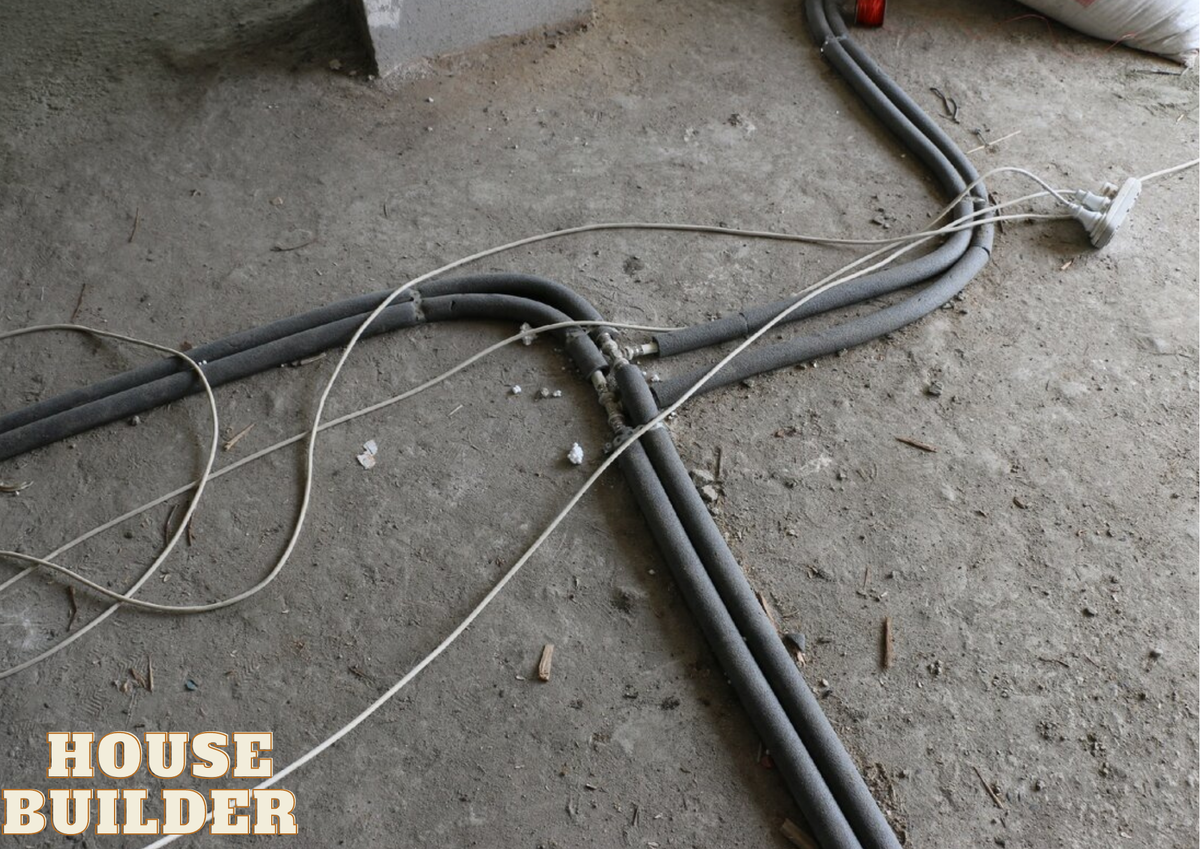 Классический стык двухтрубной разводки. В данном случае используется металлопластиковая трубка. Так как с полипропиленом стыков будет в 10 раз больше. 