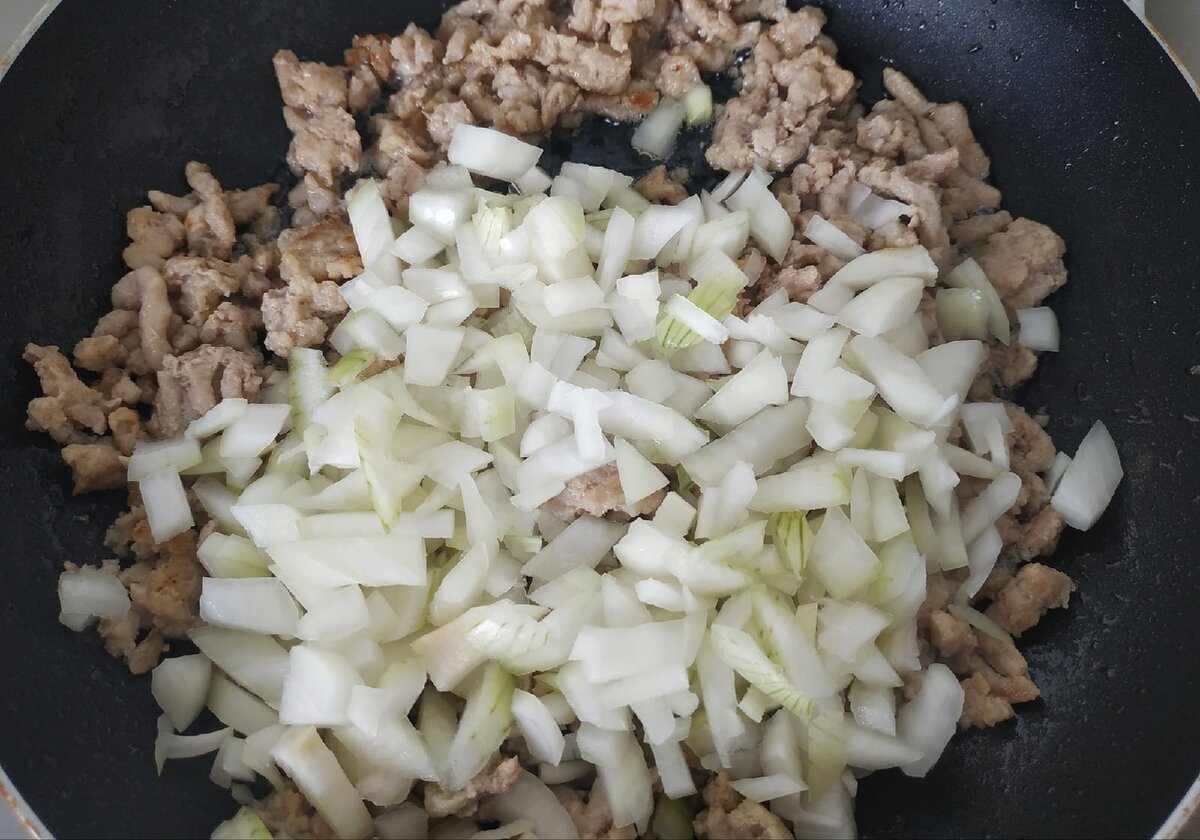 Добавляем репчатый лук