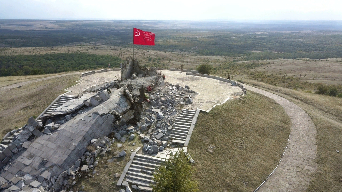 Саур-Могила. Командная высота. Прекрасные вид на многие километры...