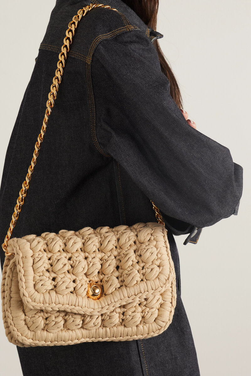 Источник: https://www.net-a-porter.com/en-ru/shop/product/bottega-veneta/crocheted-cotton-blend-shoulder-bag/1370567
