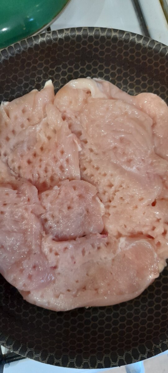 Куриное филе режем, отбиваем и выкладываем плотно на сковороду