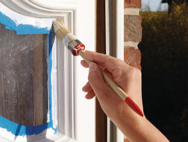 Малярный скотч помогает защитить поверхность от краски