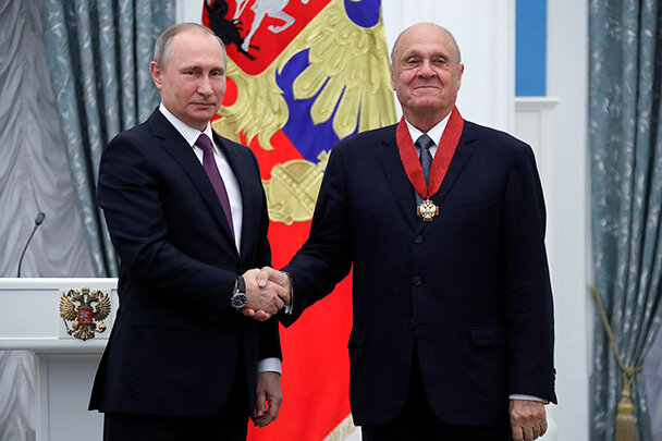 Путин и Меньшов жмут друг другу руки