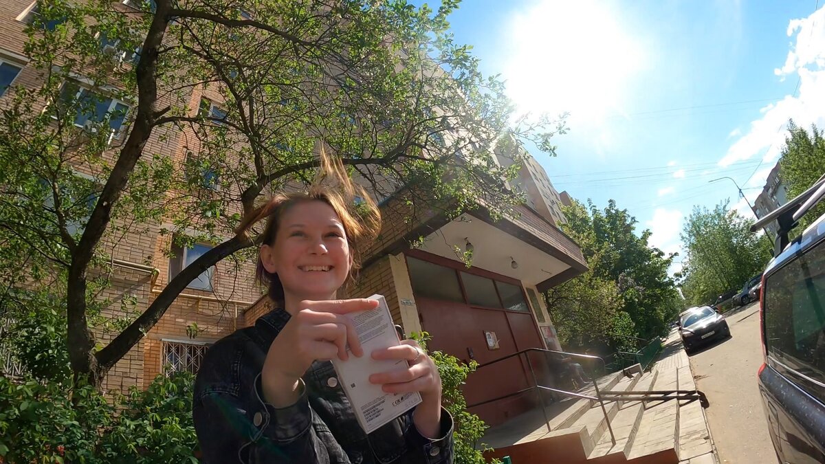 Это мы с крестным привезли ей телефон