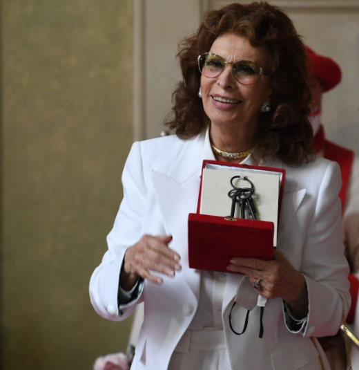 Софи Лорен держит ключи от Флоренции. Фото: Getty Images