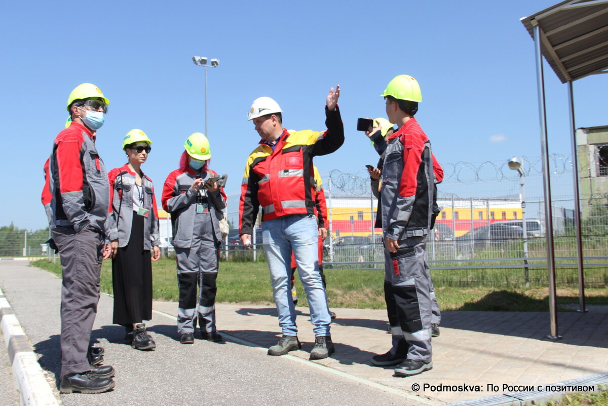 Экскурсия на завод в Shell в Торжке. На первом фото директор Максим Соловьёв и блогеры. Фотографий получилось много, листайте галереи.