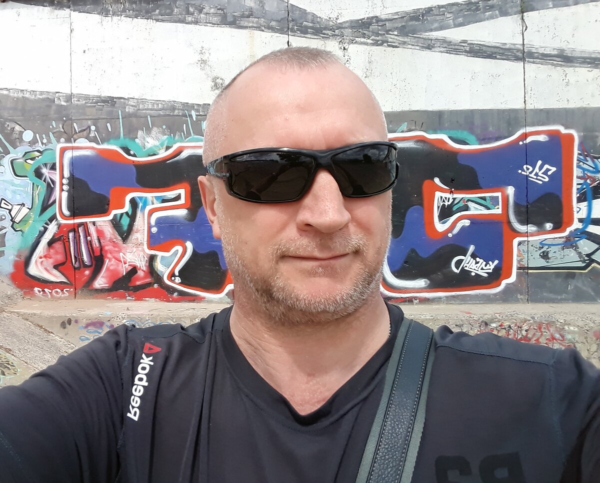 Всем привет! Это я, Андрей Подобедов, автор канала "LifeStrategy".