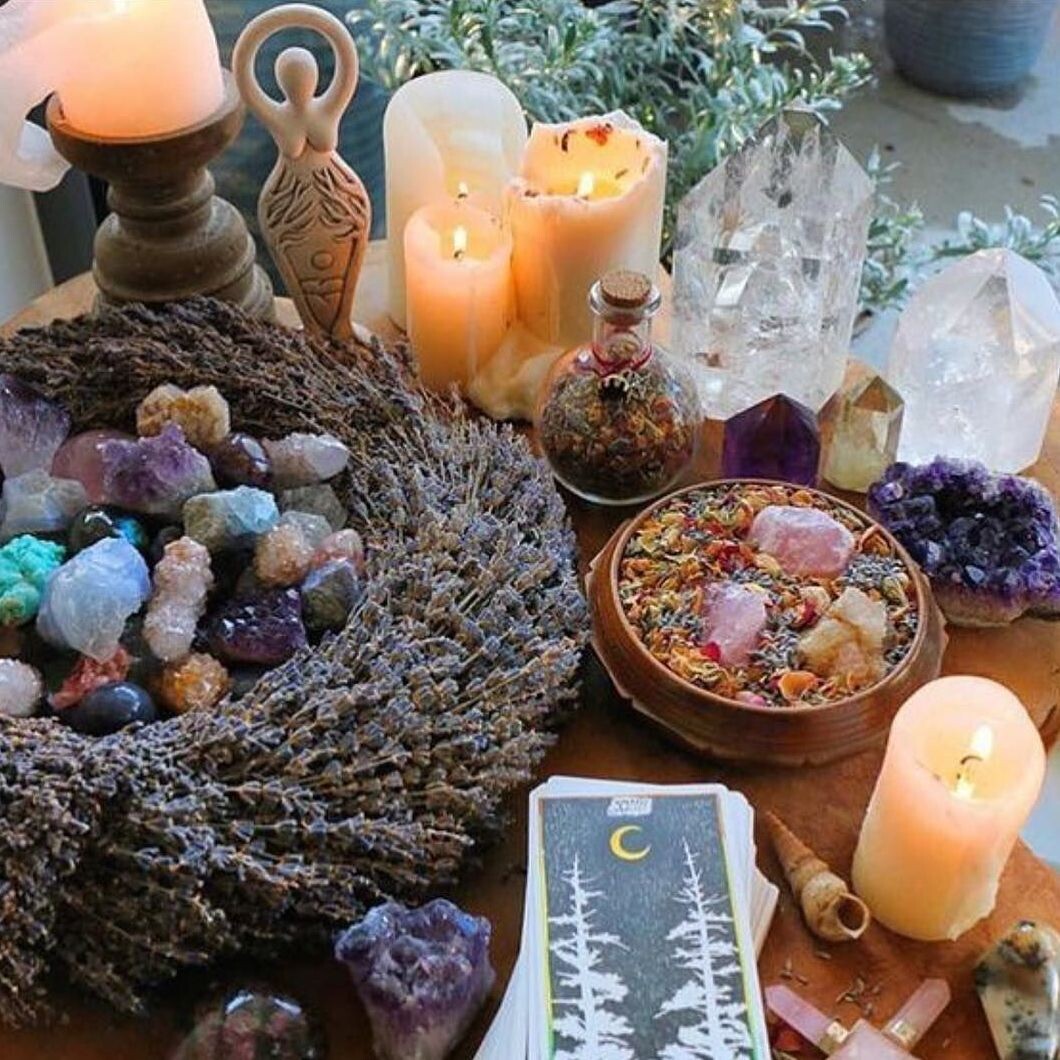 #магиясвеч Продолжим тему свеч.
После того, как мы от чего-то избавились, возникает вопрос: а как получить то, чего хочется?
Ответ опять же таки прост-свечи.
При ритуалах со свечами задействованы все стихии. Огонь-свеча, вода-интуиция и мысли и Луна, Земля-наша опора, пол, бумага (дерево,корни), Воздух-говорим на воздух, пепел в воздух, огонь горит только где есть кислород.
Все Боги и Духи рода придут к вам на помощь)))
На растущую Луну!
Берем свечку. Зажигаем.
Для усиления желания можно взять свечу соответствующего цвета:
Белая-магия света, универсальный цвет, защита Духа.
Зеленая-плодородие, процветание, деньги
Красная-любовь, страсть, любовь не только к людям, но и дело.
Синяя-обучение, ораторство, путешествия
Фиолетовая-связь со вселенной, с космосом, с коллективным разумом, поиск решений
Оранжевая-исполнение желания для получения удовольствия, это как тортик во время диеты))) не материальное, красота.
Розовая-нежность, романтика, флирт, женственность
Черная-защита.
Не нужно бояться черной свечи, не надо притягивать негатив к себе, темные силы, Дьявол и все такое подобное. Темные силы -это не порча, это защита и разрешение. Черная свеча разрушит негатив и поставит защиту. Защита жилища, личных границ, детей, семьи, знания
Так же на бумажке написать, что приходит в вашу жизнь. Самый простой способ перечислить все, чего желаете и взять белую универсальную свечу. Стоит употреблять выражения в утвердительном выражении, без частиц НЕ. Сжечь от свечи, пепел развеять в окно и сказать ИСПОЛНЕНО.
Во благо ВАМ!