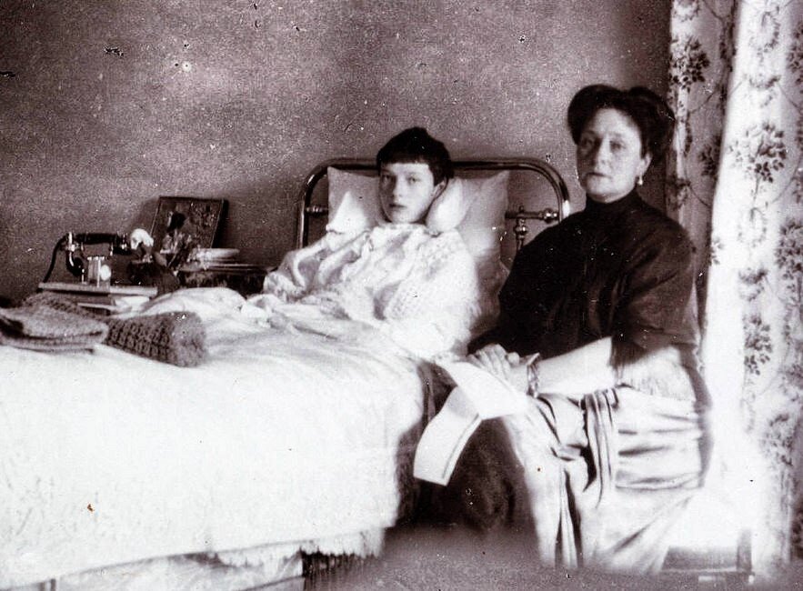Александра Фёдоровна у постели больного Алексея