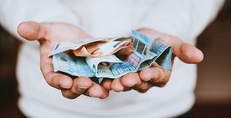 В современном мире существует множество нематериальных вещей, которые представляют большую ценность, нежели деньги. К сожалению, не все люди понимают их значимость, поэтому и не воспринимают их как нечто важное.