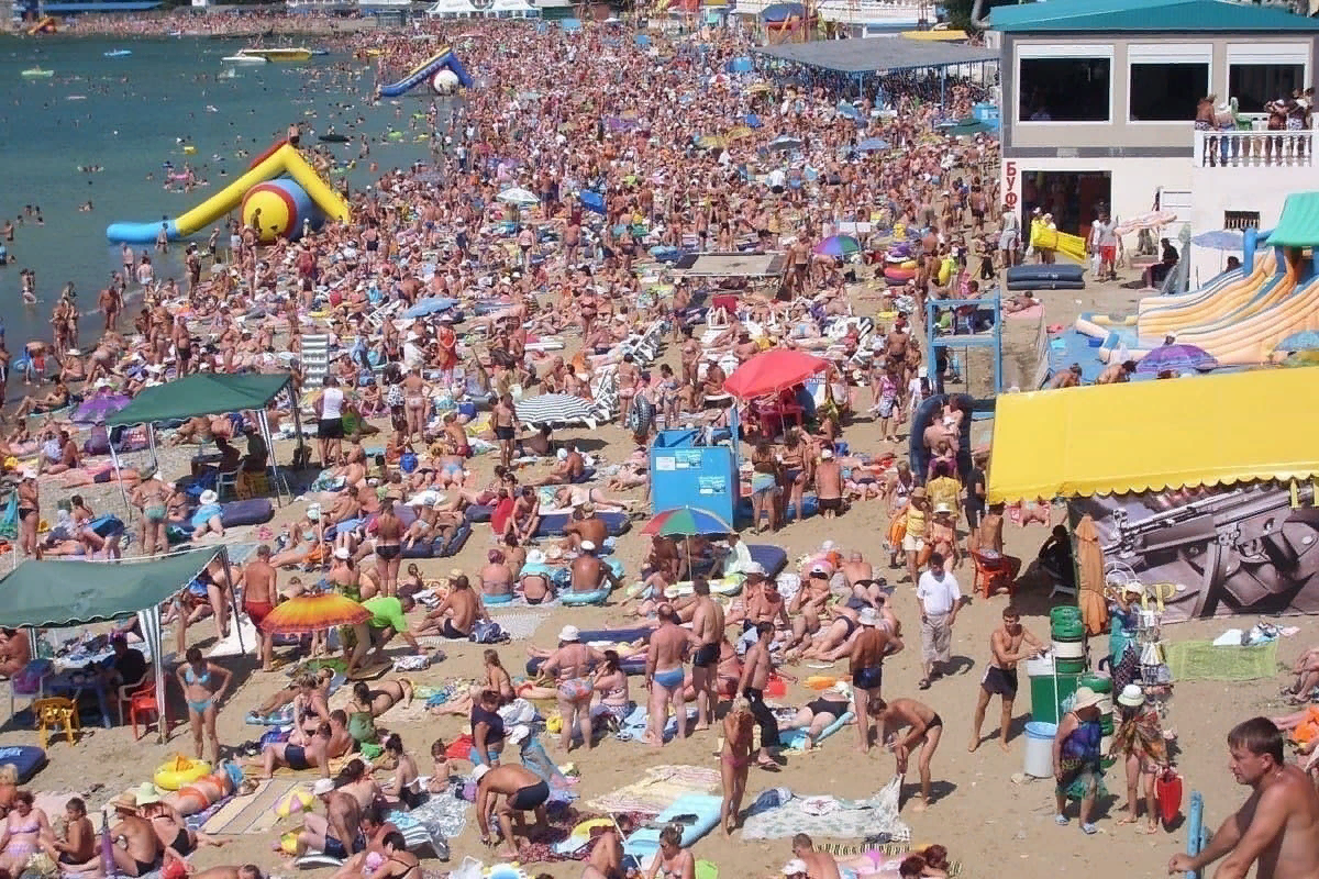 Интересная деталь: зрителей на стадион "Фишт" не пустили из-за угрозы ковида, а вто время на сочинских пляжах...