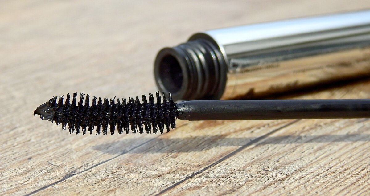 ресницы углем. засохшая тушь на ресницах. как сделать тушь жидкой. классификация туши для ресниц. тушь в руке.