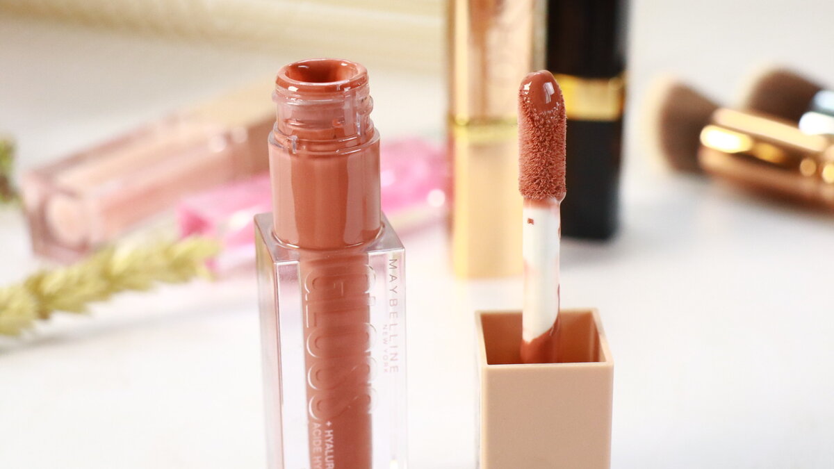 Спонж классический, только крупнее, чем у большинства помад и блесков