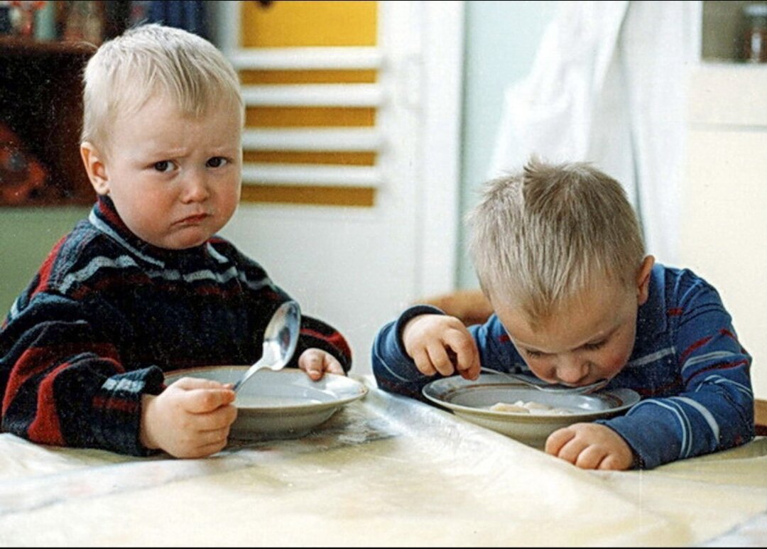 Дети кушают и плачут. Дети кушают в детском саду. Ребенок кушает. Мальчик не хочет кушать. Ребенок есть суп в саду.
