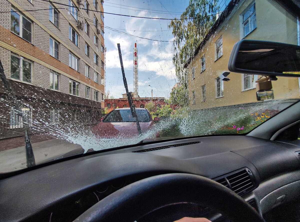 Разбрызгиваю омывайку на стекло