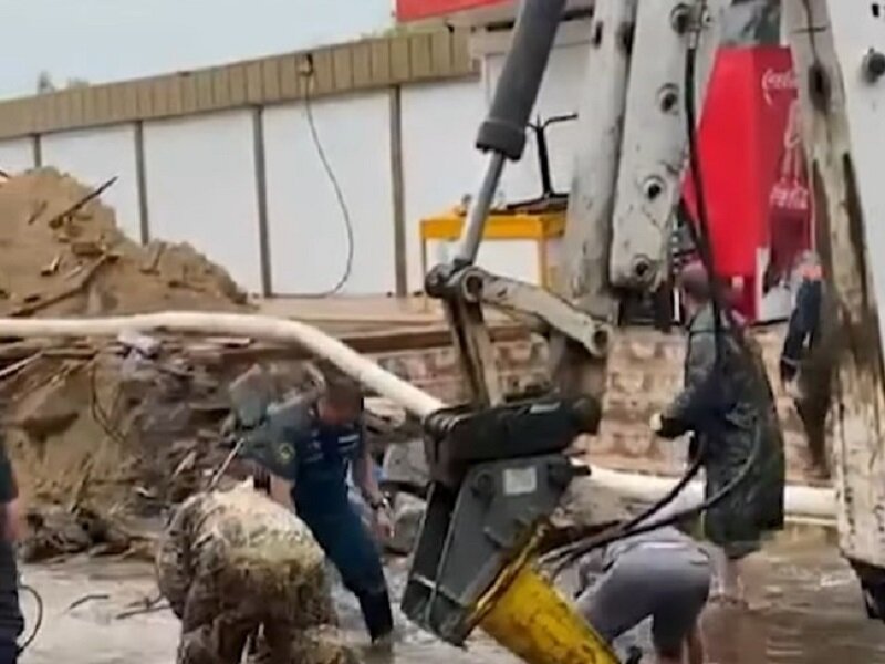 ...мэр Анапы помогает (справа в зеленом плаще)