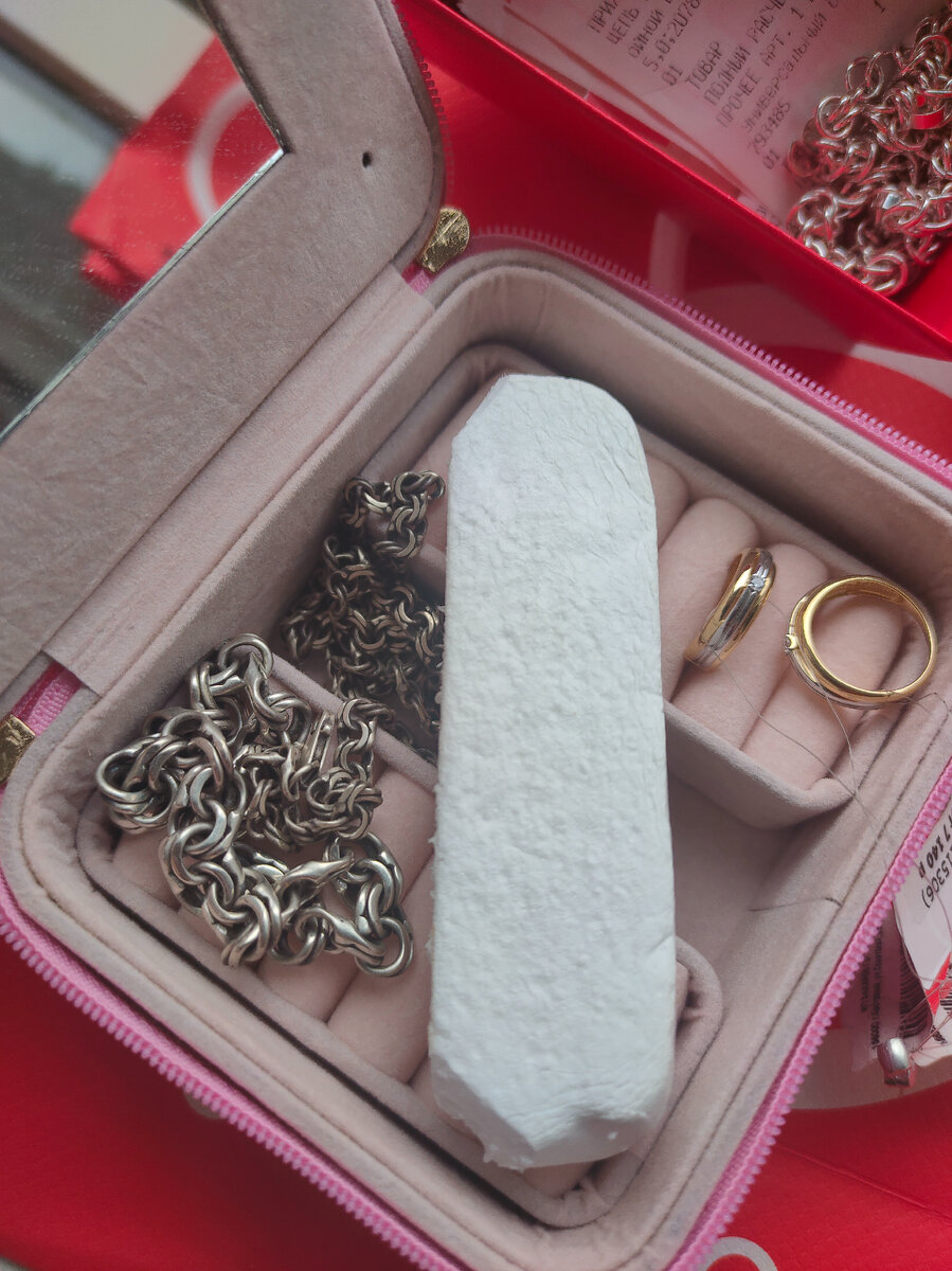 Кусочек мела в шкатулке с серебряными украшениями и позолотой.