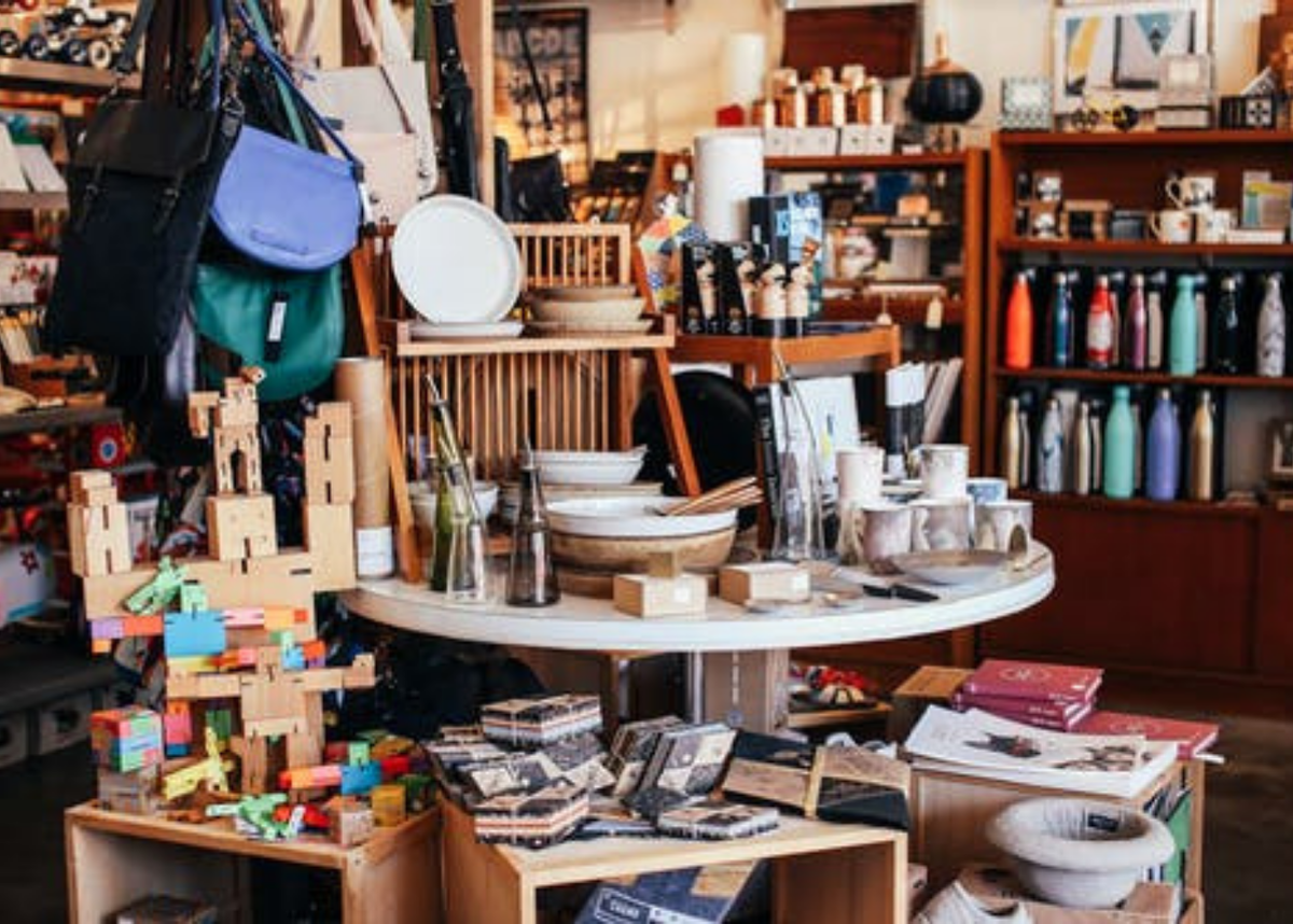 Магазин подарков  - типичный малый бизнес. В подобной можно найти столько уникальных вещей! Ведь каждую выбирали и заказывали  с любовью. 