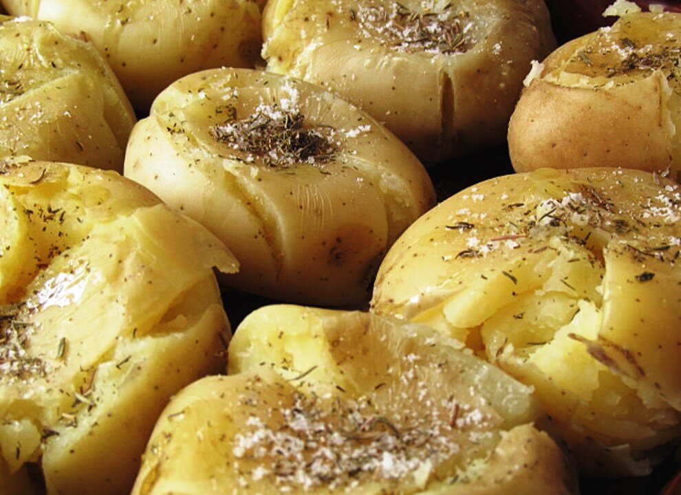Во многих кухнях мира есть блюда из картофеля.. Рецептов приготовления его великое множество. И действительно, картофель можно варить, жарить, тушить, запекать.