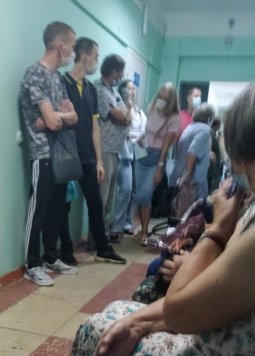 Все эти люди в один кабинет к терапевту!!!