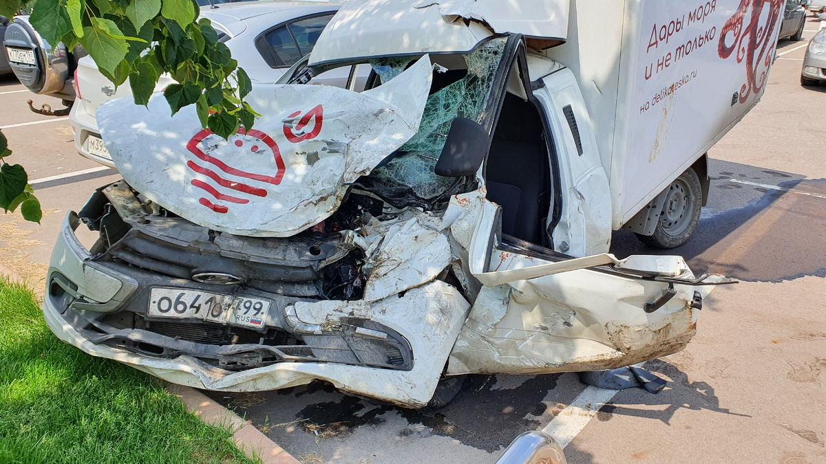 Фургон Сергея Захарова, погибшего в спровоцированном Ефремовым ДТП