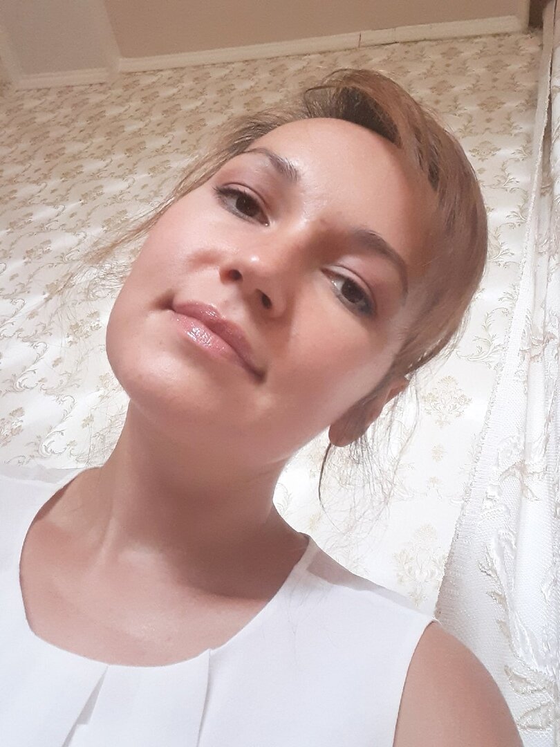 Мне надо закрасить это. Практически блондинистую челку и свои темные корни.