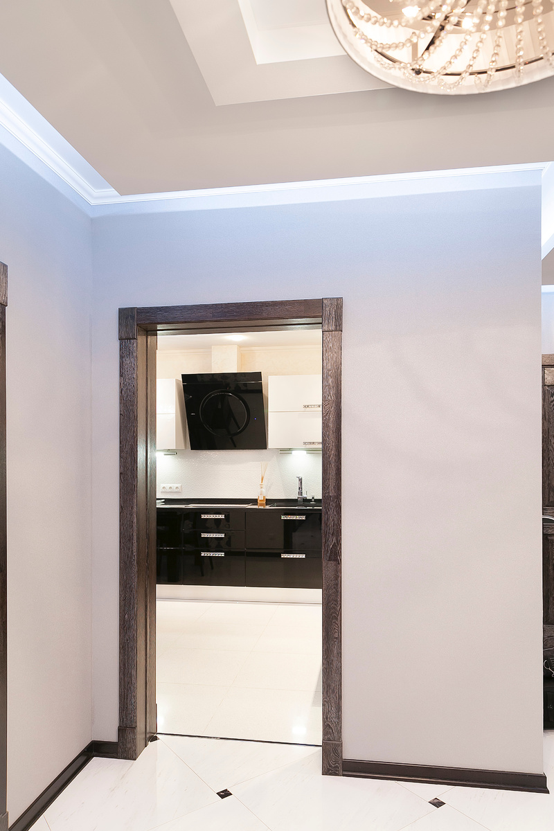 Дверные проемы от фабрики Creda в современном интерьере. 