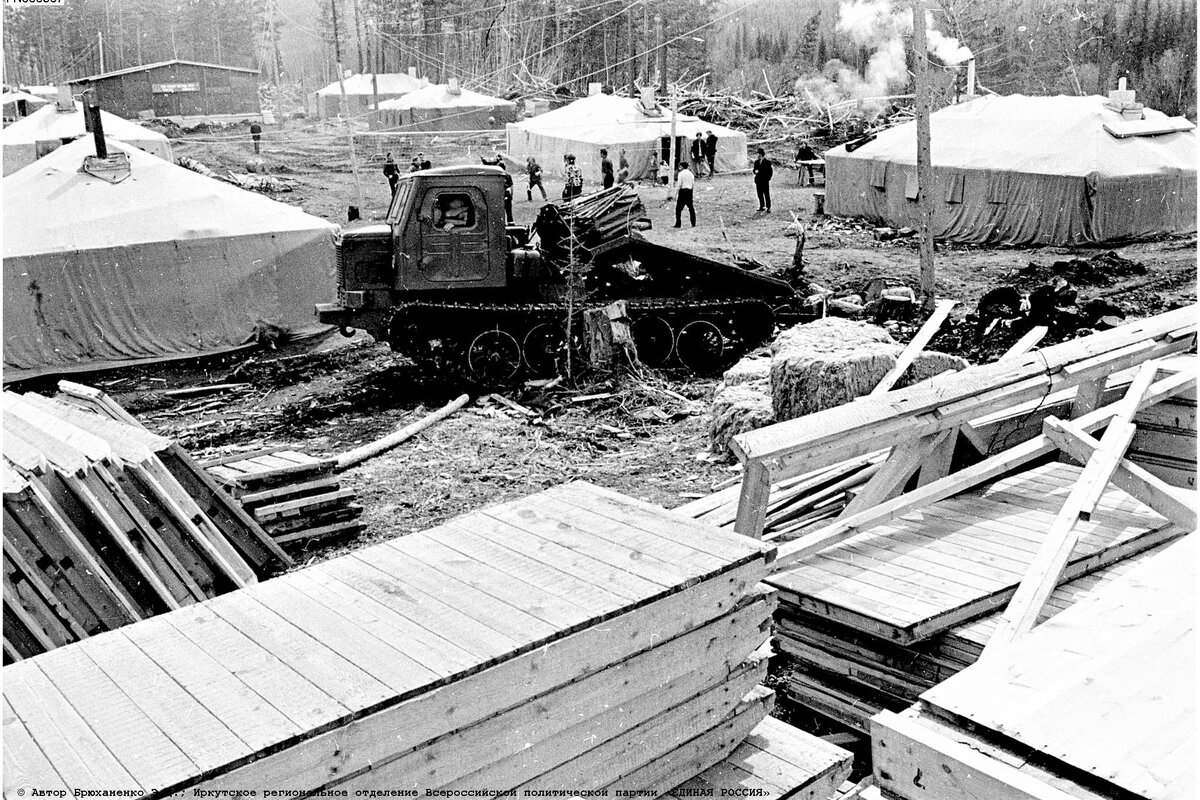 В 1974 началась стройка века железная. БАМ магистральный поселок. БАМ пос.магистральный 70е. Железнодорожные войска БАМ. Быт Строителей БАМА.