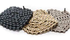 Цепь для велосипеда выполняет функцию передачи крутящего момента от ведущей части трансмиссии к ведомой, обеспечивая велосипеду передвижение. Составными частями цепи являются небольшого размера детали: пластинки внутренние и наружные, пины (валики), ролики и втулка.