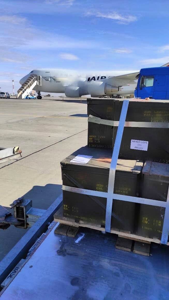 Выгрузка военной помощи США на Украине. Фото https://t.me/chergovii