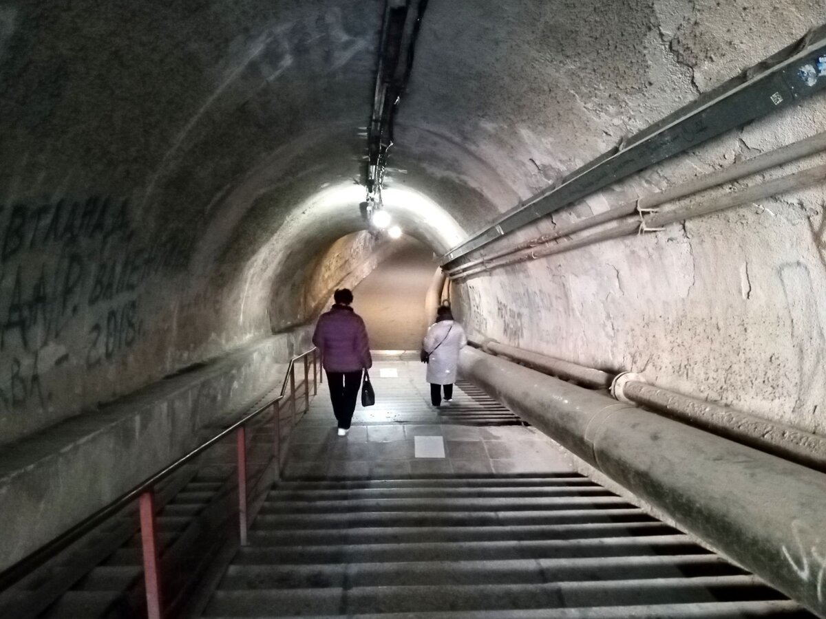 Спускаемся вниз.
Мрачная картина: