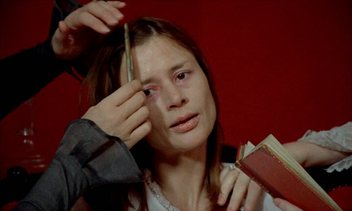 Кадр из к/ф "Шепоты и крики"